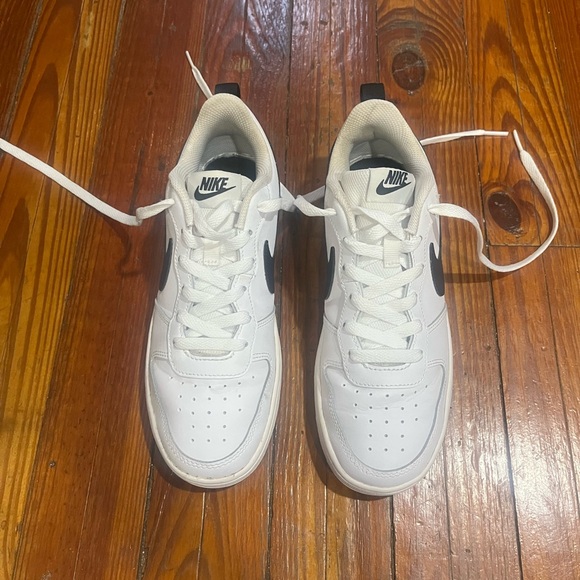 Women’s NIKE Shoes, White and Black, Size 6. - Picture 6 of 7